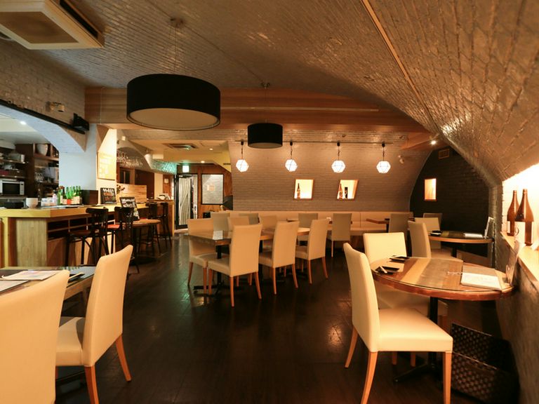 店内はモダンなテイスト。幅広い用途に使用できます
