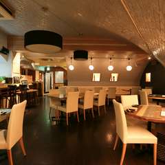 店内はモダンなテイスト。幅広い用途に使用できます
