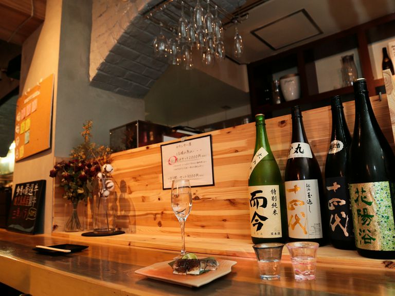 お一人様でも気軽にお酒が楽しめるカウンター席
