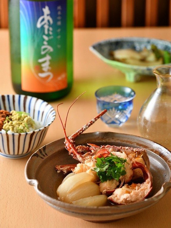 茶懐石の考えをベースに、手間をかけ不要な物を省いた季節の料理