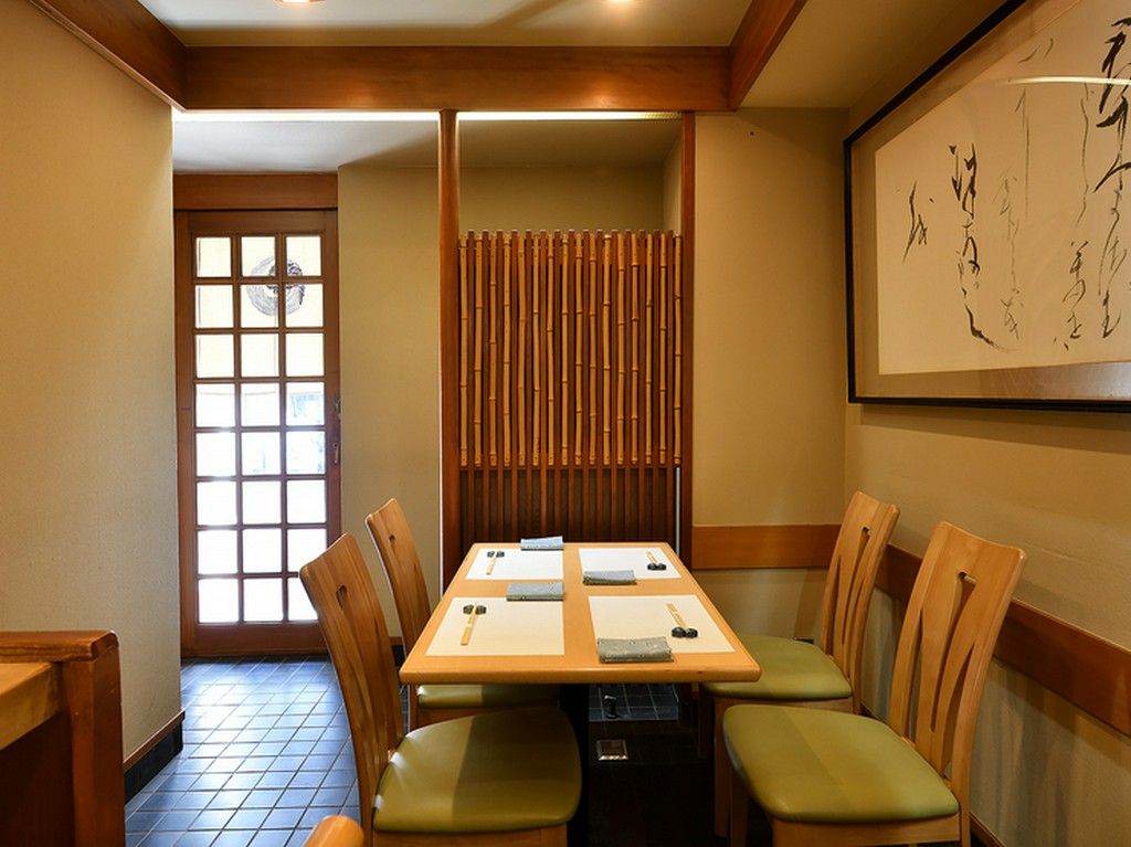 茶室の雰囲気を思わせるような、簡素ながら品のある空間