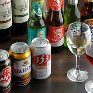 お酒のバリエーションも豊富。ベトナムからの『333』（バーバーバー）など各種ビールはもちろん、もち米からつくられたベトナム焼酎、パクチー入りモヒートなどのカクテル、ベトナム産ワインまで、酒杯を重ねたい。