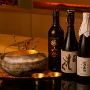 日本酒は全国各地より、選りすぐりの大吟醸・吟醸・純米酒をピックアップ。月ごとに今味わいたいおすすめの日本酒も用意。季節の恵みをさらに味わい深くしてくれます。