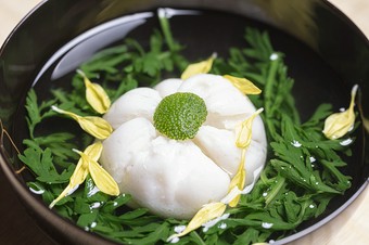 美しく器に盛られた茶懐石。季節を感じながら味わう。