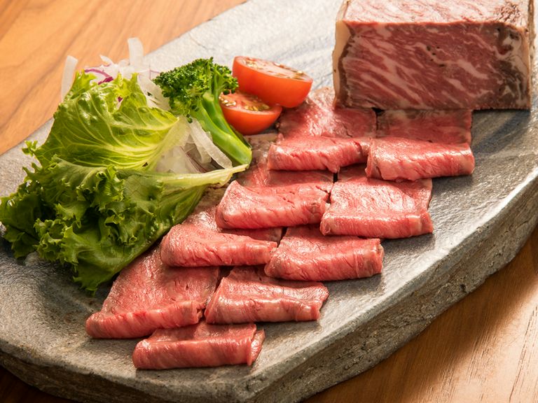 脂がしっとりと甘い、黒毛和牛ロースの『ローストビーフ』