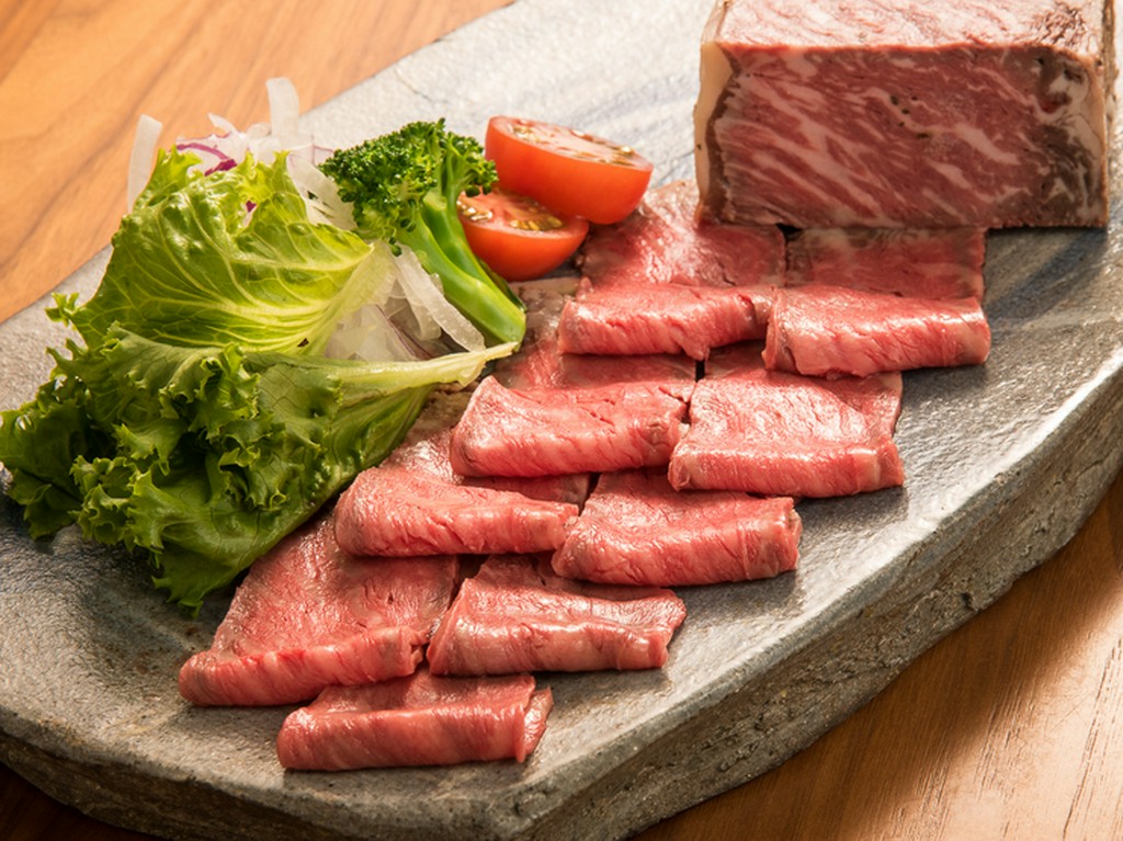 脂がしっとりと甘い、黒毛和牛ロースの『ローストビーフ』