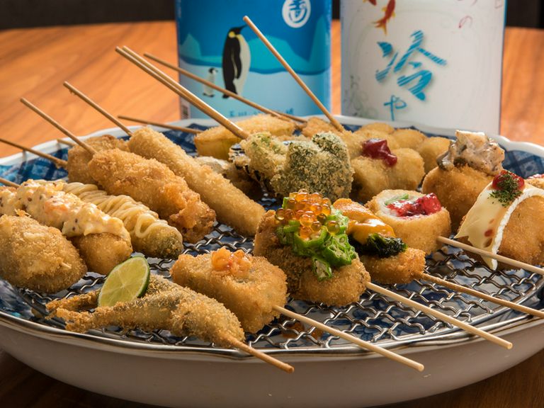 各種串揚げ(手前一列は『季節の串揚げ盛』1,480円)