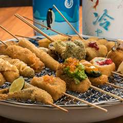 各種串揚げ（手前一列は『季節の串揚げ盛』1,480円）