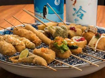 各種串揚げ（手前一列は『季節の串揚げ盛』1,480円）