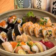大将が懐石料理店で寿司を握っていた経験からメニューにのせたところ、今では常連さんに愛される人気メニューに。太巻き（左奥）、カリフォルニアロール（右奥）、握り5貫（手前）の3品からお選びください。