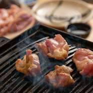 【献立内容】
・よだれ鶏
・【炭火焼き】はちきん地鶏 もも
・【炭火焼き】野菜（玉葱、ニラ、椎茸）
・炊き込みご飯 又は 土佐ジロー玉子かけご飯