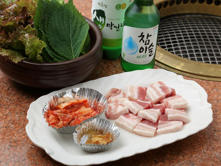 薬膳的な要素も含んだ一番人気の『厚切りサムギョプサルセット』