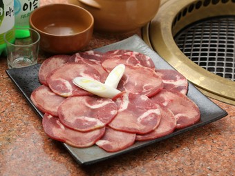 人気の牛タン2～2.5人前を満開の花びらに見立てた『タン花満開』