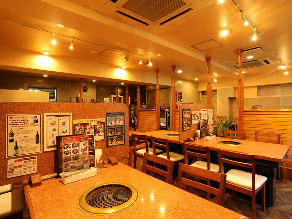 明るく広々とした店内は最大44人まで収容可