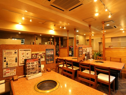 明るく広々とした店内は最大44人まで収容可