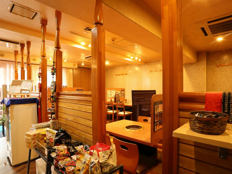 店内ではサムゲタンほか、インスタントの韓国物産などを販売