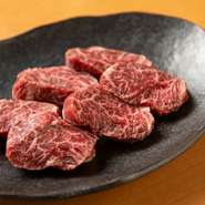 『サガリ』は、牛の横隔膜のなかでも、助骨側の肉で、柔らかくて食べやすいのが特徴。脂は少なめでヘルシーなので、女性に人気な部位です。タレを絡めて食べると、よりおいしく味わえます。