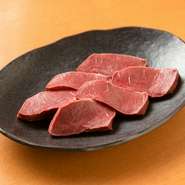 心臓、つまりハートという意味の『ハツ』は、脂が少なくてさっぱりと食べることができます。焼き加減はレアで。口に入れると弾力のある歯ごたえは、まるでタンのような味わいです。