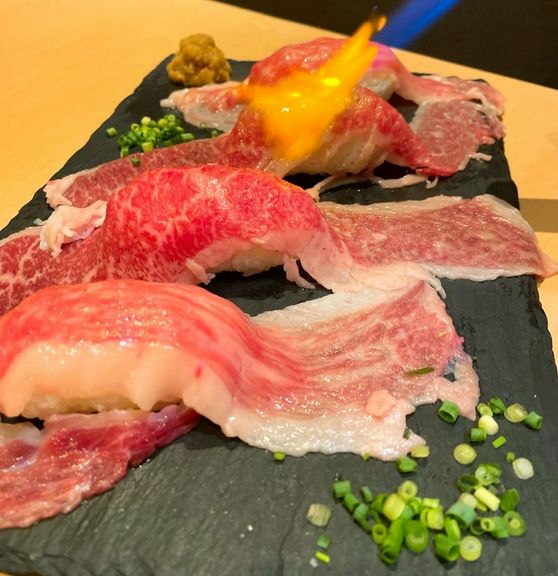 大判和牛ブリスケ寿司 山わさび添え