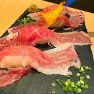 大きな和牛ブリスケの肉寿司に薬味として山わさびの醤油漬けを添えます。御提供時にお席で炙ります。