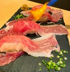 大きな和牛ブリスケの肉寿司に薬味として山わさびの醤油漬けを添えます。御提供時にお席で炙ります。