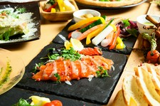 合鴨のローストや日替わり具材の熱々アヒージョ含む豪華9品にたっぷり2.5時間飲み放題がついて4480円(税込)