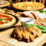 独自ブレンドのハーブを漬けこんだジューシーなチキン＆チーズをお席で炙って御提供！