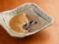 水揚げ量日本一を誇る宮城県気仙沼産にこだわったフカヒレは、繊維が細いのにしっかりと食べ応えがあり、煮崩れもしにくいのが特徴。このために仕込んだ鶏白湯で煮込み、最後の一滴までおいしくいただけます。