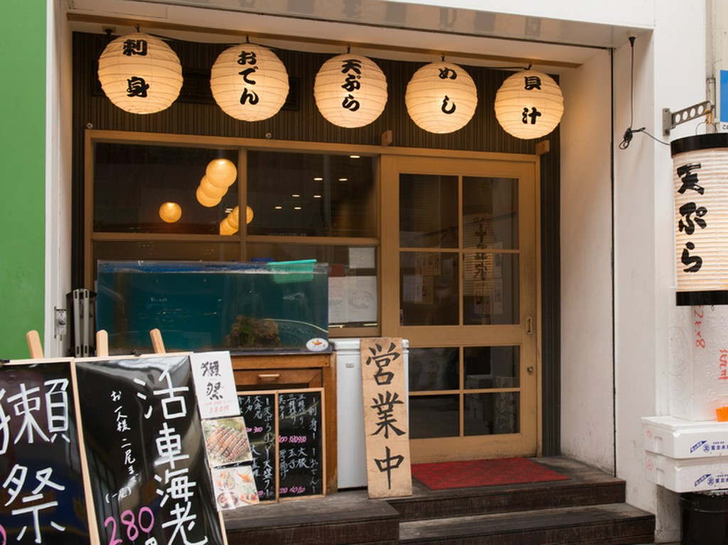 12時からオープン。お昼どきからの贅沢も歓迎