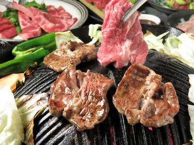 ラム肉だけでなく、ジビエ肉も炭火焼で堪能できる『ジンギスカン』（上肩ロース、極上ロース）（野菜付き）