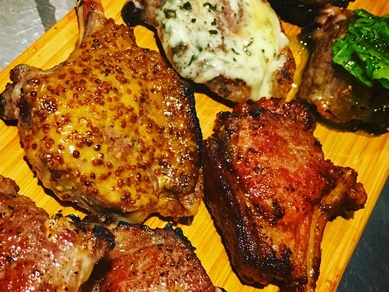 オーソドックスな塩＆胡椒味から変わりダネまで、ラムを引き立てる味付けで楽しめる『ラムチョップ』