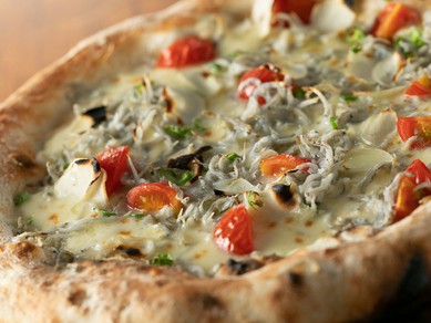 地元産の素材の味わいを満喫できる『青唐辛子としらすのガーリックピザ』