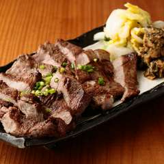 噛み締めるたびに肉汁があふれる『厚切り牛たん炭火焼き』