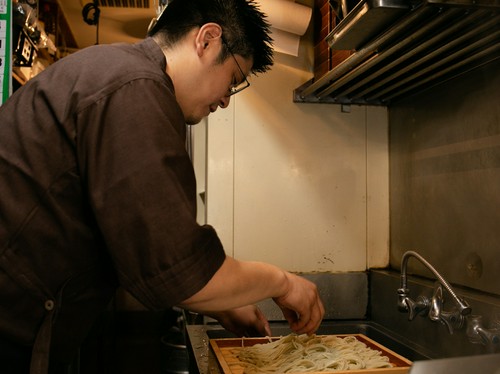 懐石料理店や和食店での経験を活かし、料理をつくりあげる