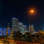 みなとみらいが一望できる、ラグジュアリーなお時間を、おいしいお料理とワインでお楽しみください。