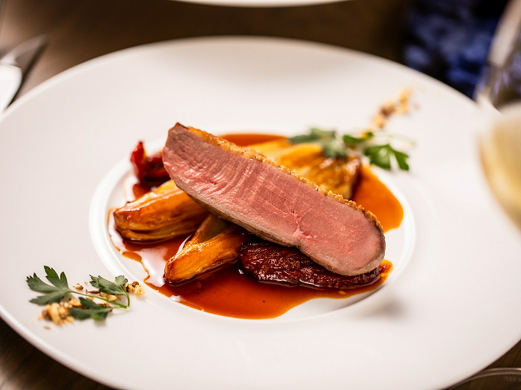 最高の横浜の夜景を眺めながら、ONEの特別クリスマスメニューを