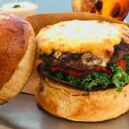 国産牛肉100％パティを使用
自家製サルサソースのチーズバーガー
温野菜と自家製マスタード付き
ドリンク+220円有機コーヒーor有機紅茶
本日のデザート+330円