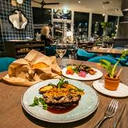 ※5名様以上でご予約の際は、あらかじめメイン料理とデザートをお決めいただいて、予約時にお知らせくださいませ。
※ディナータイムは5％サービス料を頂戴しております