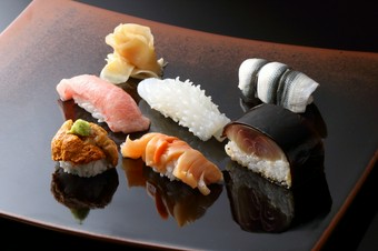 コースの〆にふさわしい、小ぶりに握られた『寿司』