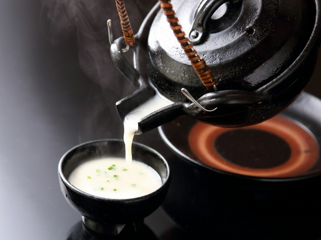 冬の風物詩。【鮨処さく松】だからこそ味わえる逸品『汁物～白子の土瓶蒸し』