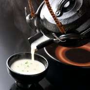 タラの白子を使った、冬の訪れと共にメニューに加わる人気の逸品です。丁寧に引いただしとタラの白子を合わせた『汁物』は、コクがあり驚くほどなめらかな口当たり。体中に染み渡るような旨みを楽しめます。