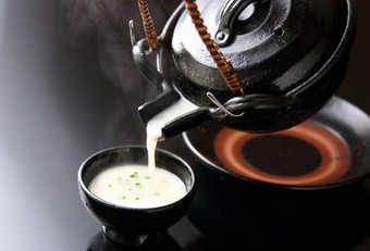 冬の風物詩。【鮨処さく松】だからこそ味わえる逸品『汁物～白子の土瓶蒸し』