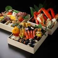 和の職人技が光る、自家製のおせちをぜひご家庭で。厳選した食材を使用し、一品一品丁寧に仕上げたおせちを用意。4～5人前で楽しめる『二段重（税込36000円）』と、二段重にさらにタラバガニのお重がセットになった『三段重（税込50000円）』を用意。新しい年の始まりを彩る、特別なおせちをどうぞご堪能ください。

※配達可。おせちのご予約に関しては、店舗までご連絡ください。