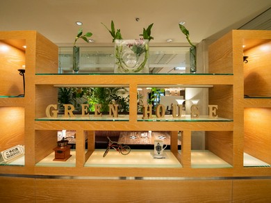 ホテル1階で訪れる人を出迎える.カフェレストラングリーンハウス