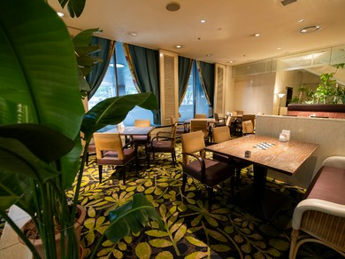 美味しいお料理とともにお喋りに花を咲かせて