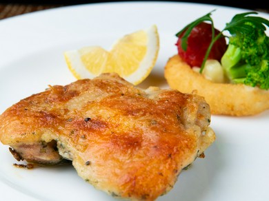 地産地消を大切にした鶏肉の美味を堪能できる『はかた一番どりもも肉のポワレ香草風味』