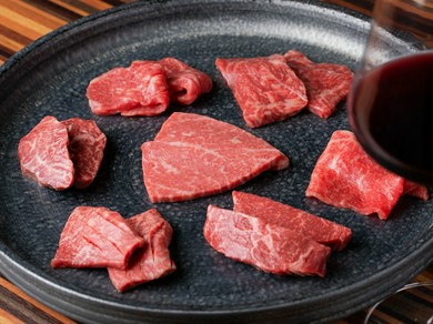 鹿児島より直送される、こだわりの黒毛和牛未経産雌牛『特選肉盛り7種』