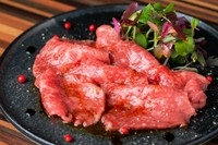 モモ肉を中心とした新鮮な赤身肉を堪能『赤身肉カルパッチョ』