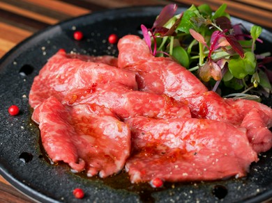 モモ肉を中心とした新鮮な赤身肉を堪能『赤身肉カルパッチョ』