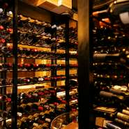 ブルゴーニュ、ボルドー、シャンパーニュを中心としたフランスワインを豊富にラインナップ。店内のワインセラーには1000本以上が並び、ワイン好きにはたまらない品揃え。